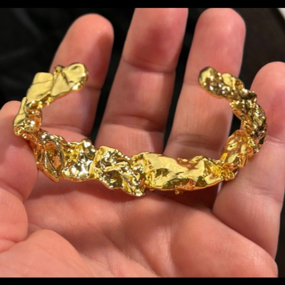 Amber Sceats Emery Cuff Bracelet Chunky Crushed Metal Design 24k Plated - NWT - Picture 15 of 16